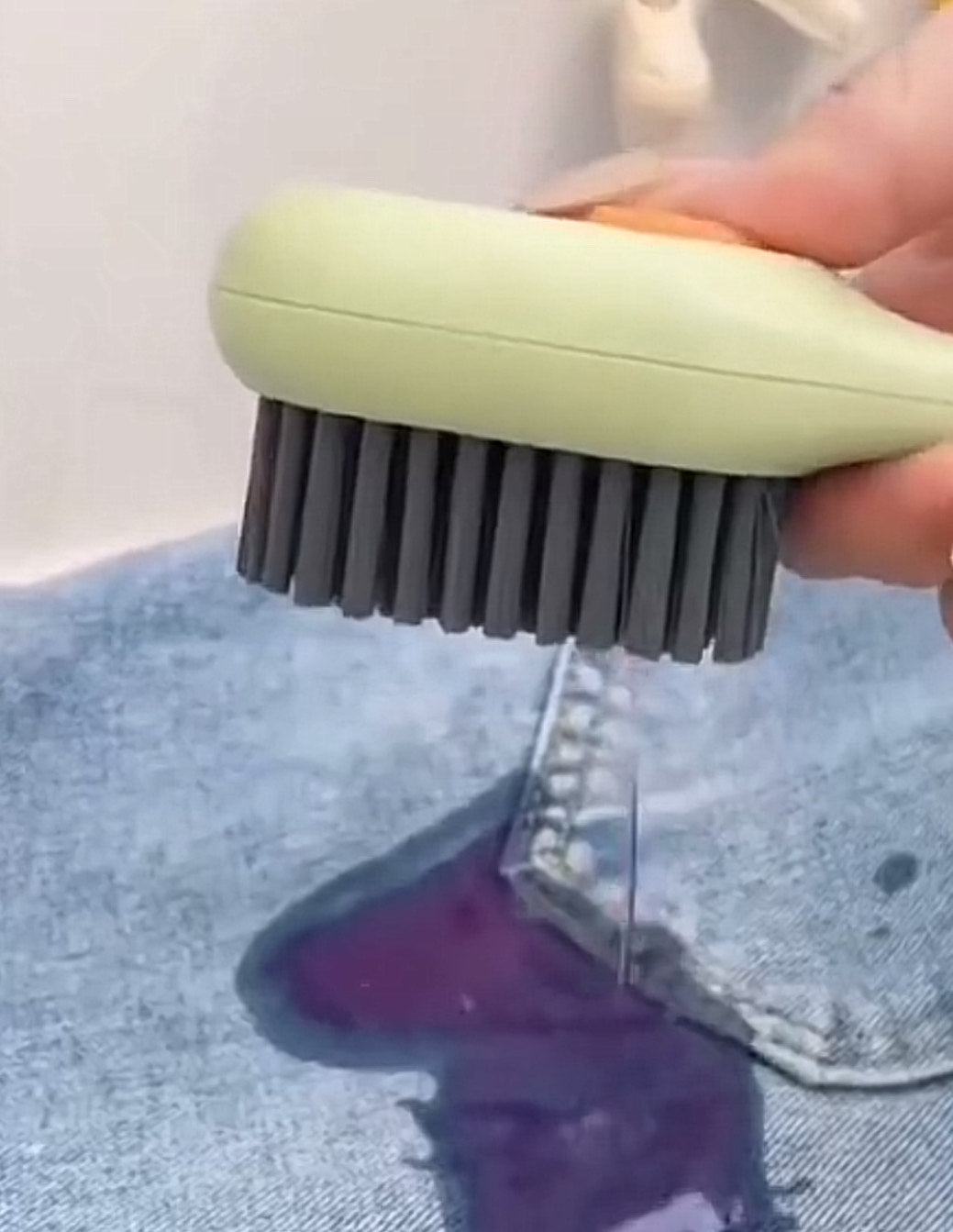 Brosse automatique multifonctionnelle pour chaussures et vêtements avec distributeur de savon