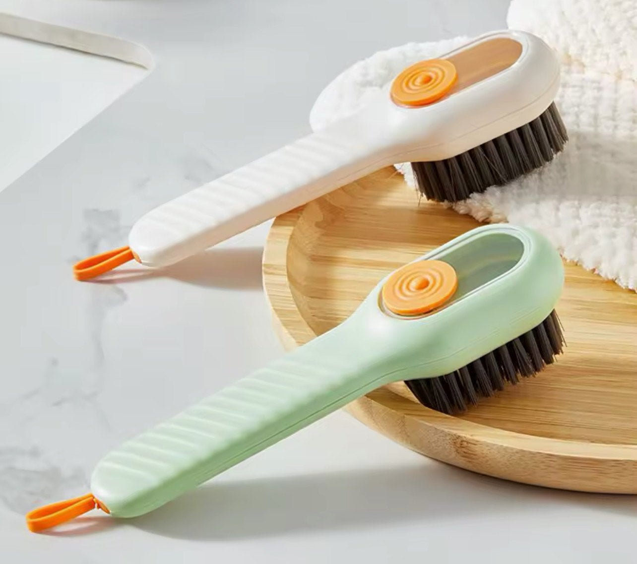 Brosse automatique multifonctionnelle pour chaussures et vêtements avec distributeur de savon