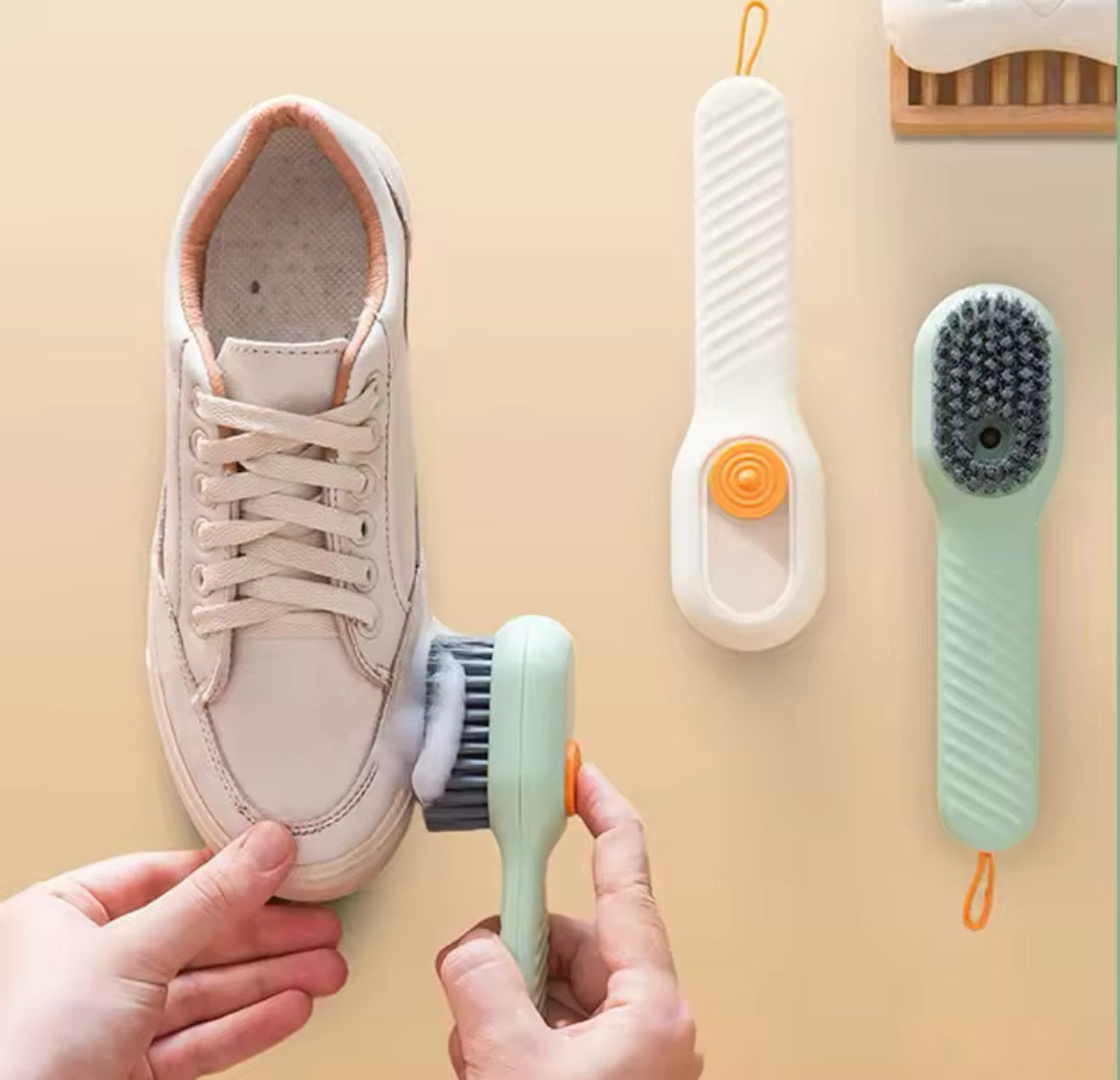 Brosse automatique multifonctionnelle pour chaussures et vêtements avec distributeur de savon